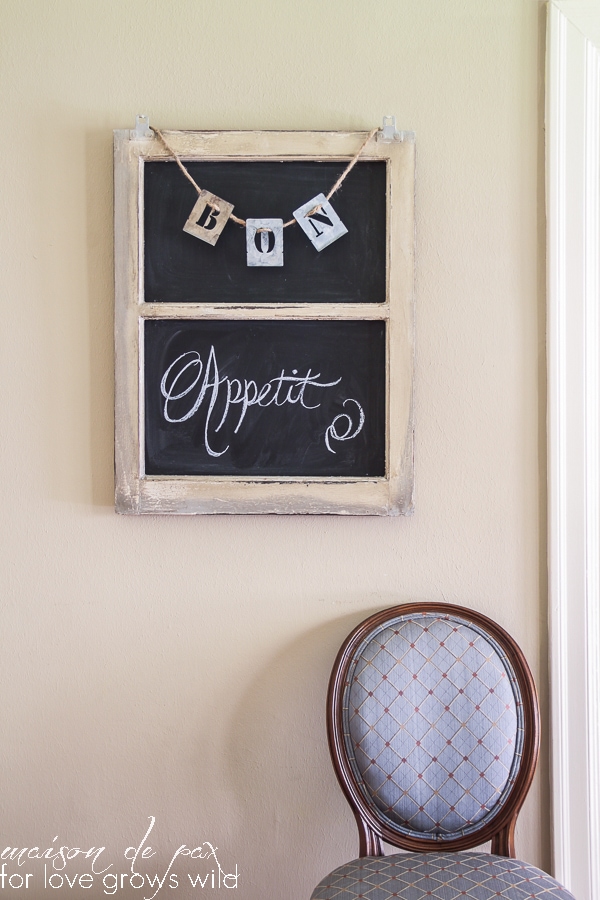 Turn an old window screen into a versatile chalkboard with this simple tutorial at LoveGrowsWild.com!