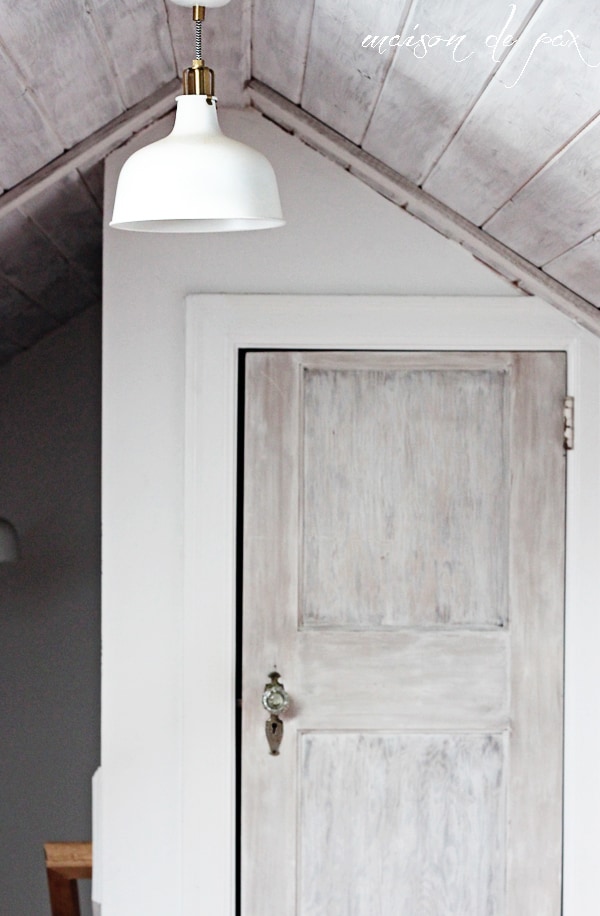 Don't miss this step-by-step tutorial for creating a gorgeous, textured, whitewashed door at maisondepax.com