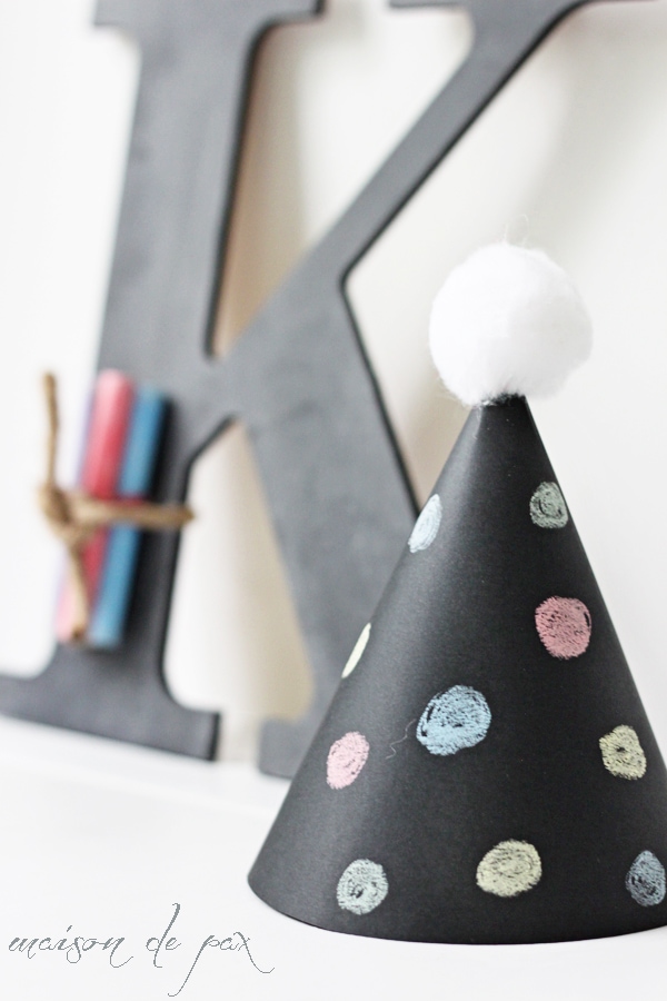 Perfect for your next party, these little chalkboard party hats are so easy precious! Get the tutorial at maisondepax.com #diy #howtomake #kids #birthday #newyears #template #paper