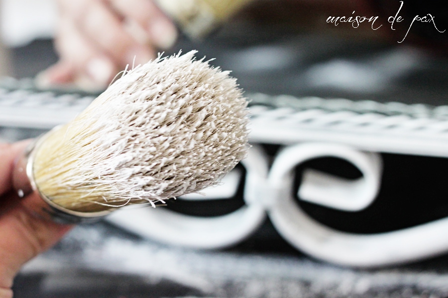Get a beautifully textured and aged look on metal in ONLY 2 STEPS with this tutorial at maisondepax.com #diy #paint