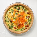 Easy and delicious, this spinach, ham and cheese quiche is perfect for breakfast, lunch, or dinner! maisondepax.com #recipe