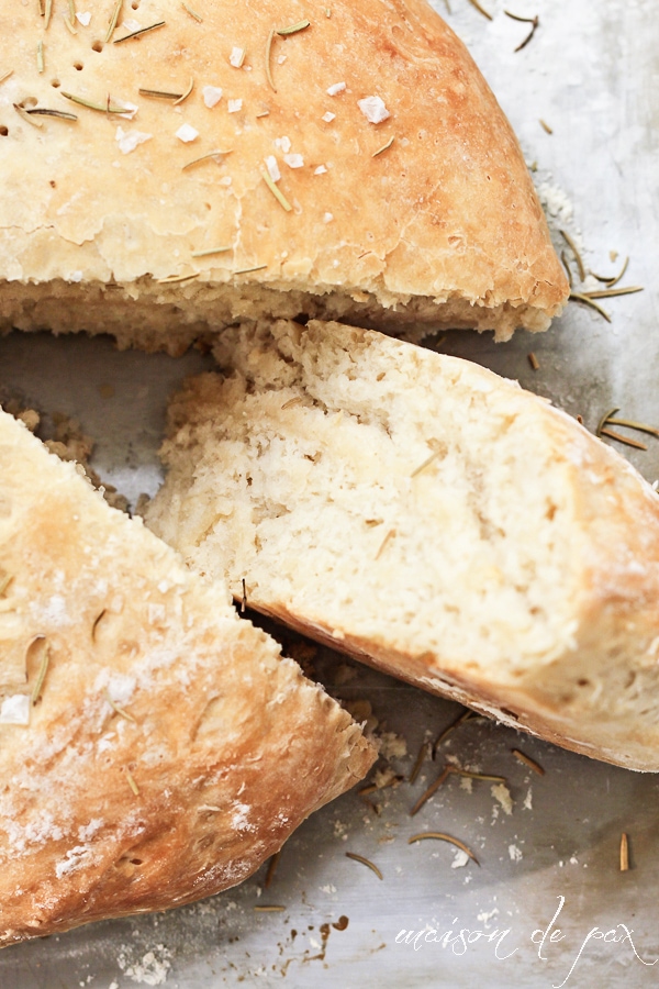 Homemade bread with just 5 ingredients and three easy steps! Delicious focaccia recipe via maisondepax.com 