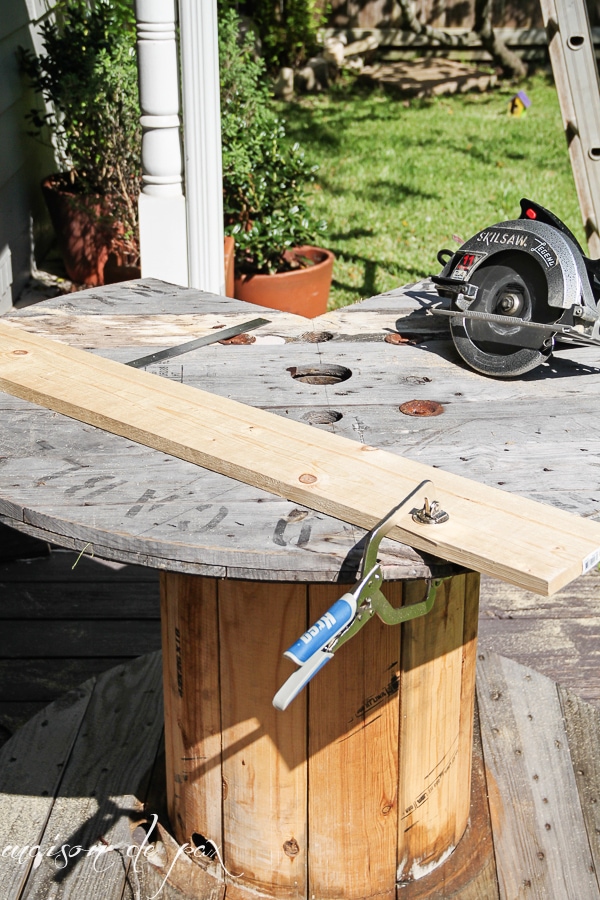 Love this project! How to make a table from an industrial spool via maisondepax.com #diy #outdoorliving #tutorial