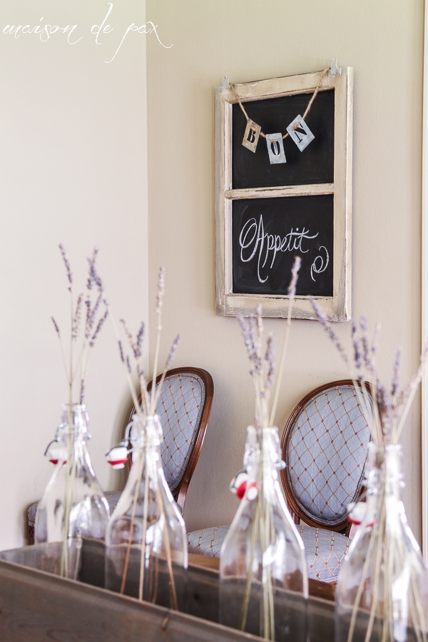 Turn an old window screen into an adorable, versatile chalkboard with this simple tutorial at maisondepax.com! #diy #chalkboard #seasonal