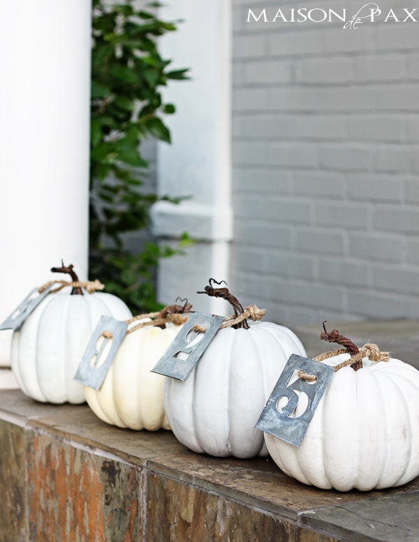 such a cute way to display your house number and decorate your front porch via maisondepax.com #fall #decor #pumpkin