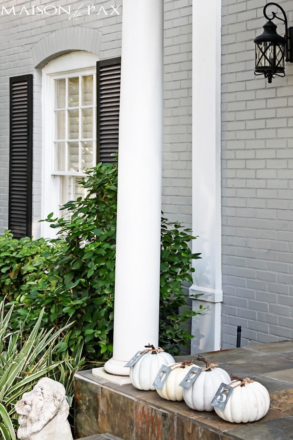 such a cute way to display your house number and decorate your front porch via maisondepax.com #fall #decor #pumpkin