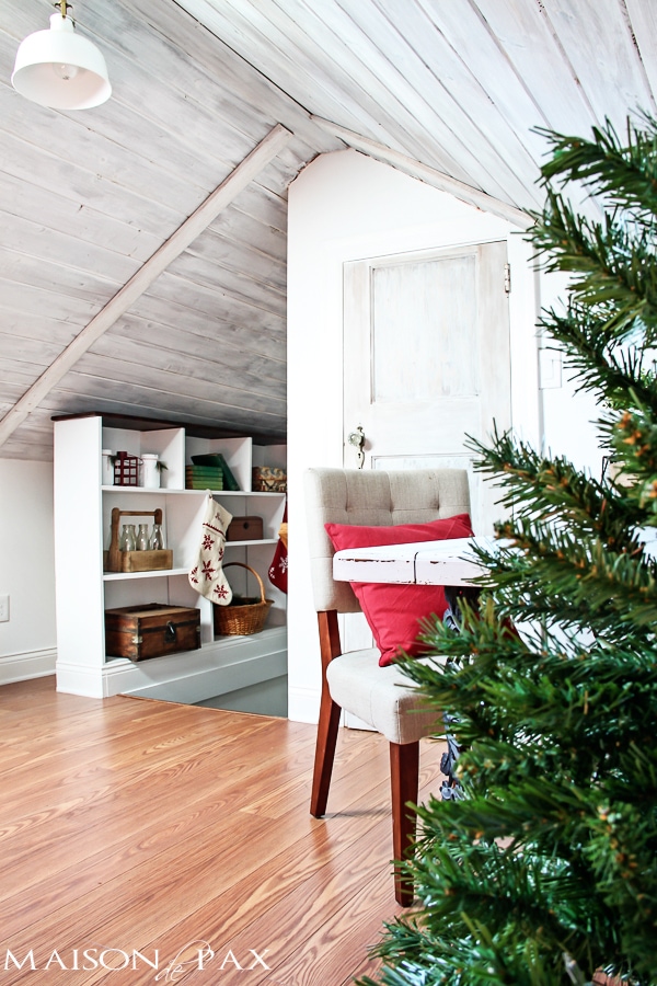 simple Christmas decor - 10 minutes to make your guest room perfectly festive for the holidays | maisondepax.com