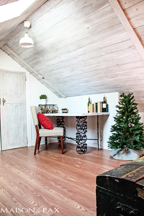 simple Christmas decor - 10 minutes to make your guest room perfectly festive for the holidays | maisondepax.com