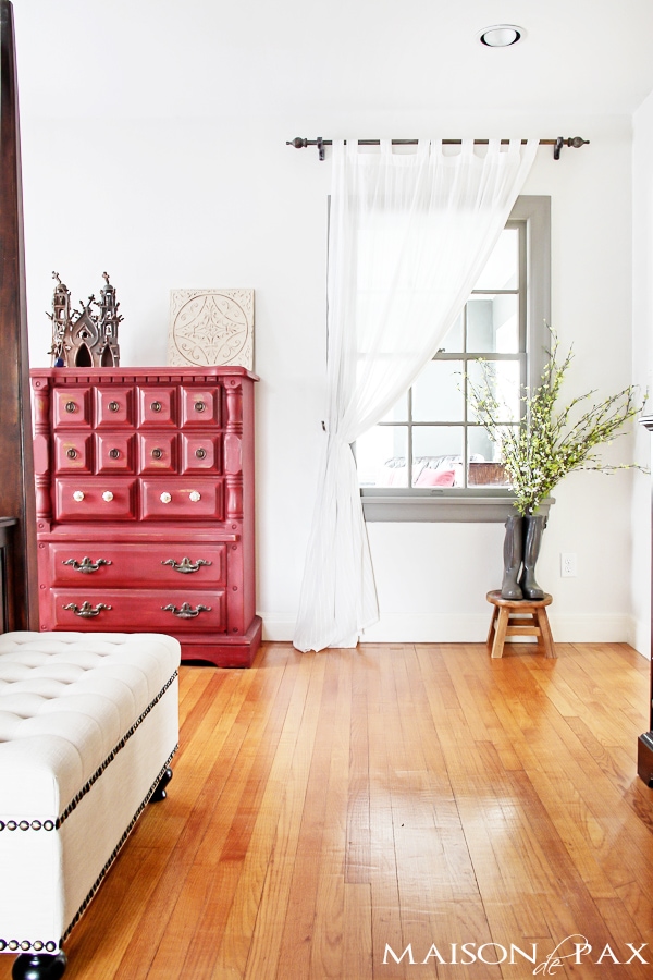 gorgeous neutral bedroom with a single pop of color | maisondepax.com