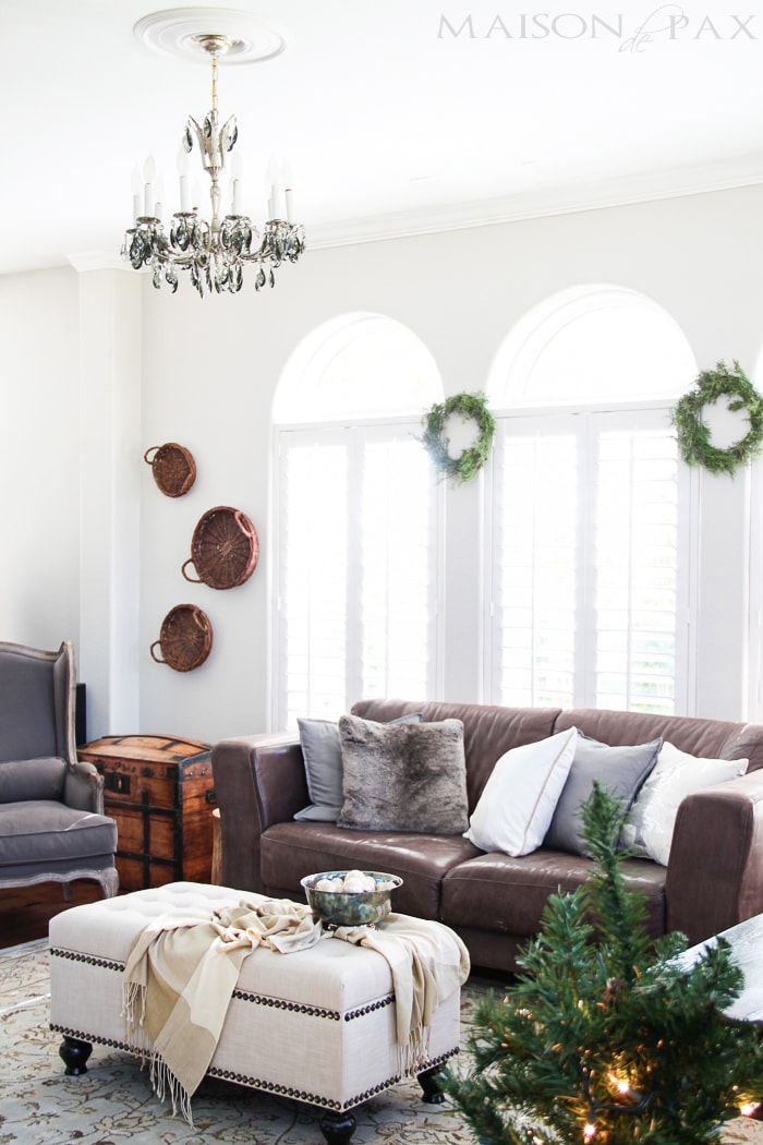 Gorgeous, simple Christmas home tour: natural greenery, winter woodland theme, sparkly touches, and simple reminder of the hope of the season. Tons of diy and decorating ideas | maisondepax.com