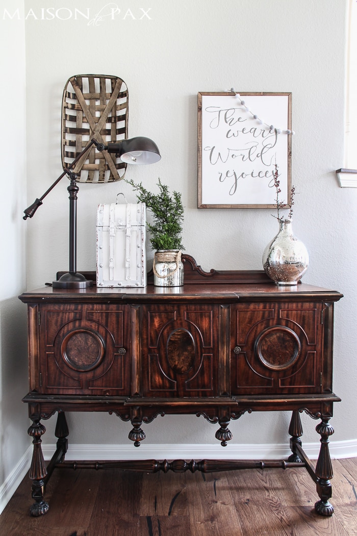 Gorgeous, simple Christmas home tour: natural greenery, winter woodland theme, sparkly touches, and simple reminder of the hope of the season. Tons of diy and decorating ideas | maisondepax.com