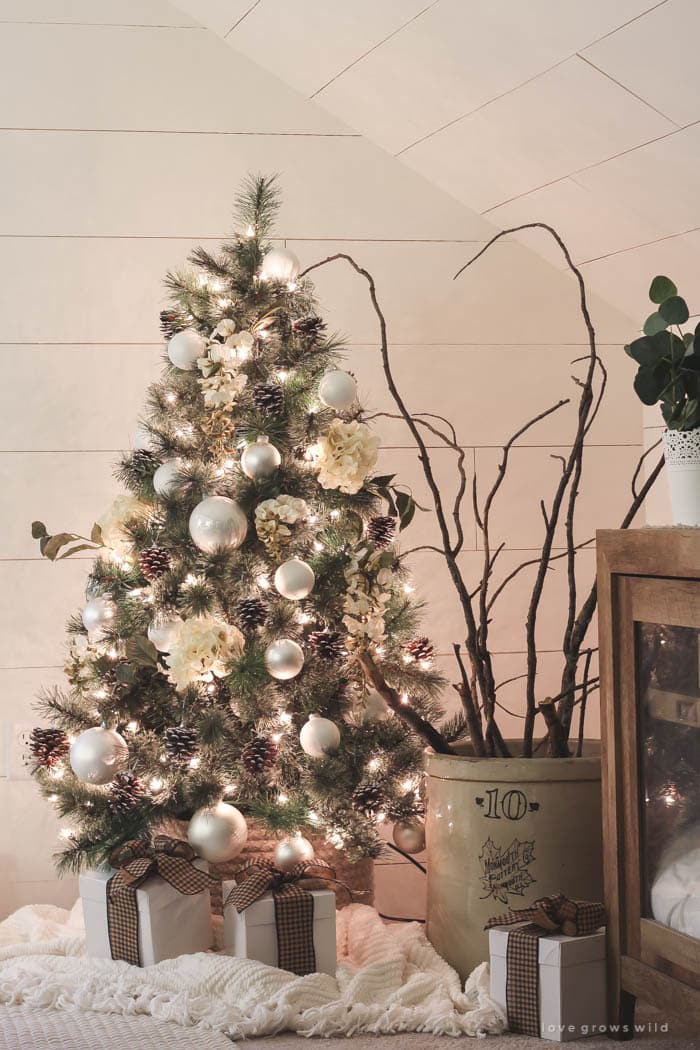 what a sweet little farmhouse Christmas tree!