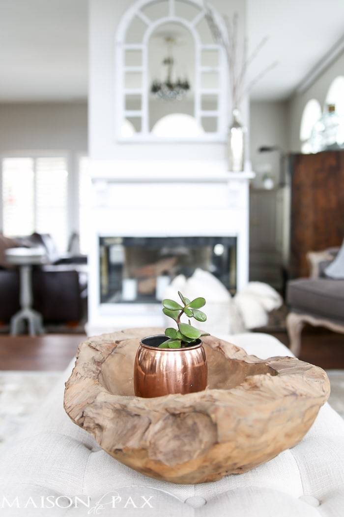Succulent in a copper mug in a teak wood bowl... Love the layers! Tips for quick and easy decorating with flowers | maisondepax.com