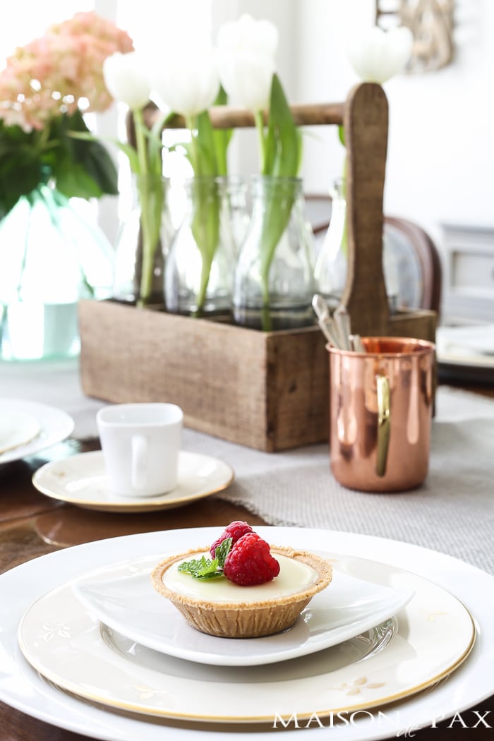 what a lovely, fresh table setting - perfect for Mother's Day brunch, Easter dinner, or any special spring occasion | maisondepax.com