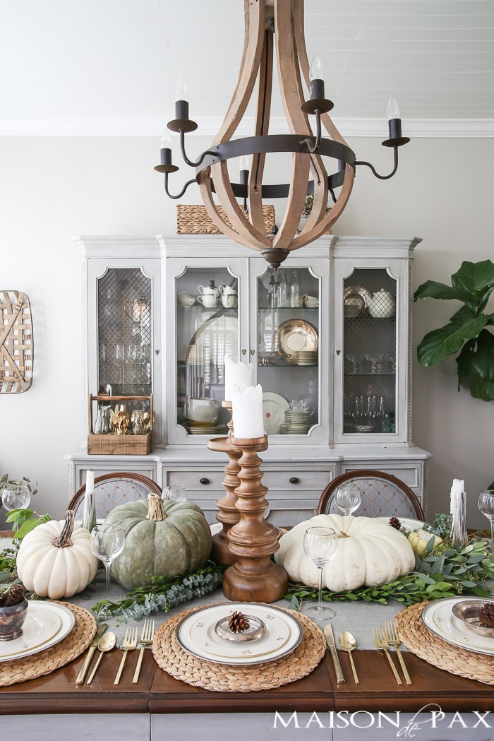 Elegant, Neutral Thanksgiving Table Decor: get the best tips for creating a gorgeous, elegant Thanksgiving table SIMPLY with this video tutorial!
