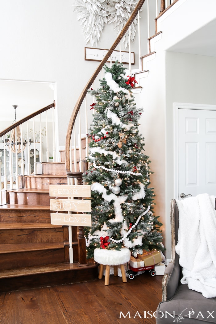 Love this red and white winder wonderland Christmas tree! And you'll never believe what that white garland is...
