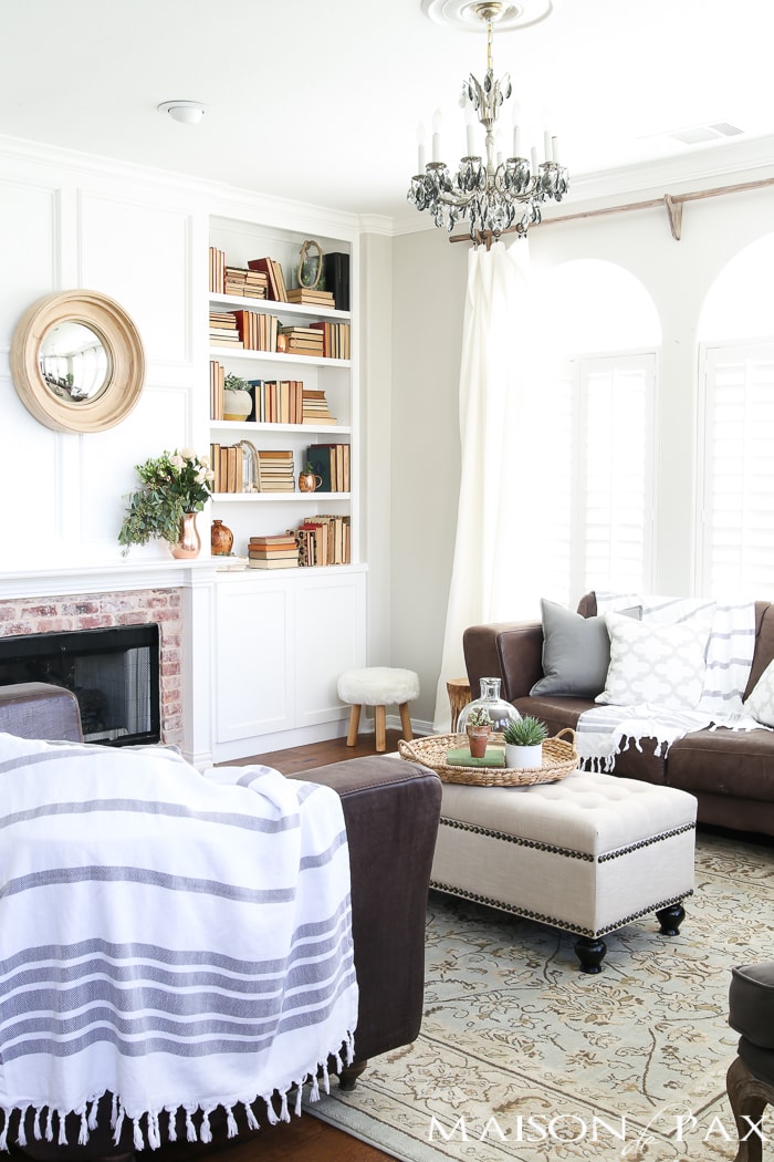 This casually elegant living room is all set to go for spring! Use these simple spring decorating ideas to get your home ready for spring.