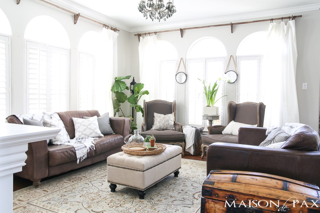 This casually elegant living room is all set to go for spring! Use these simple spring decorating ideas to get your home ready for spring.