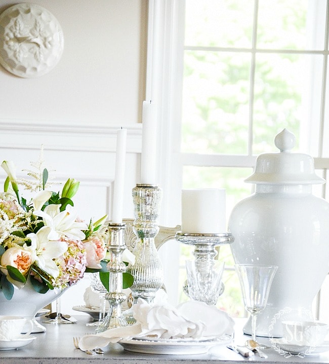 Crisp, white traditional farmhouse dining room: so many beautiful decorating ideas!