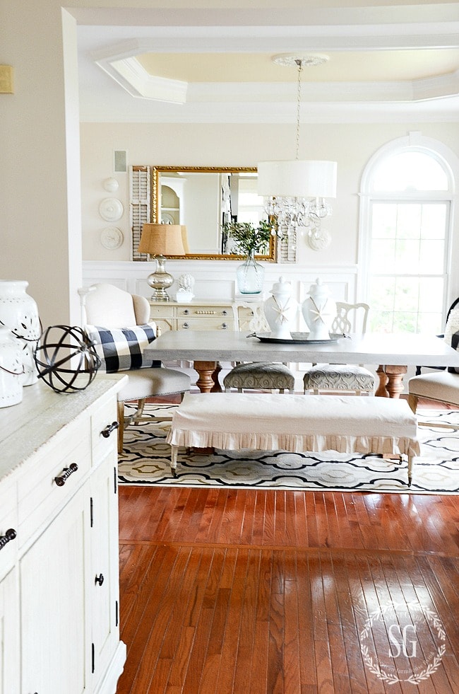 Crisp, white traditional farmhouse dining room: so many beautiful decorating ideas!