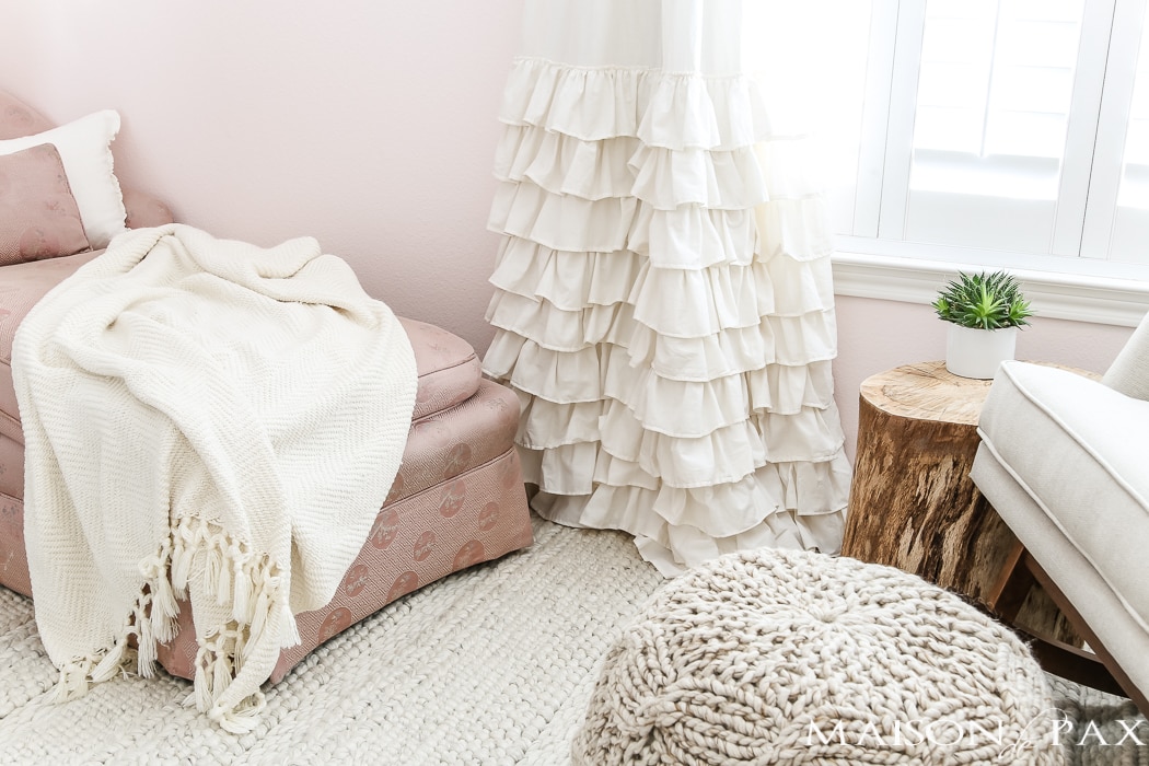 Pink chaise lounge and textured rug- Maison de Pax