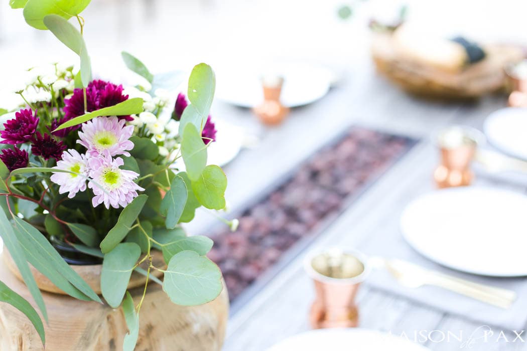 outdoor fall table with mums and eucalyptus #thanksgivingtable