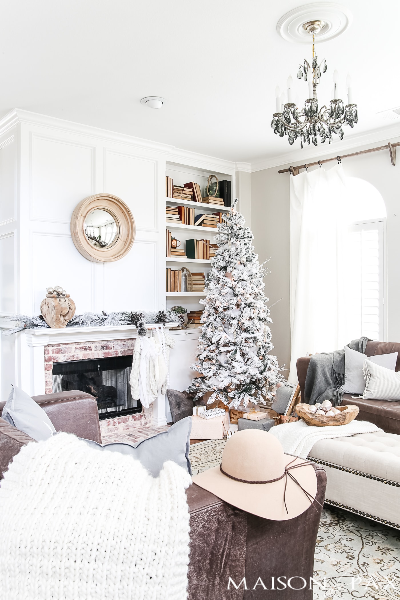 white Christmas decor with touches of blush #holidaydecor