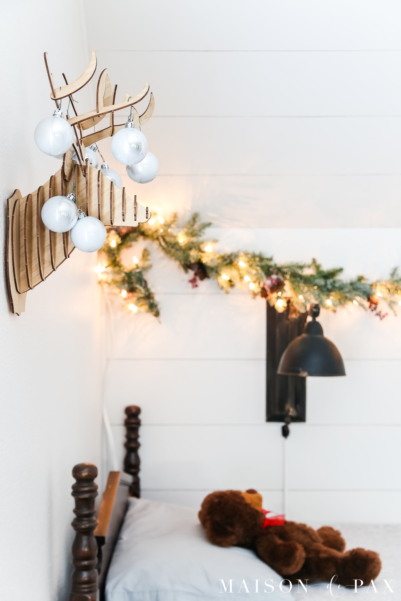 Kids’ Simple Christmas Bedroom