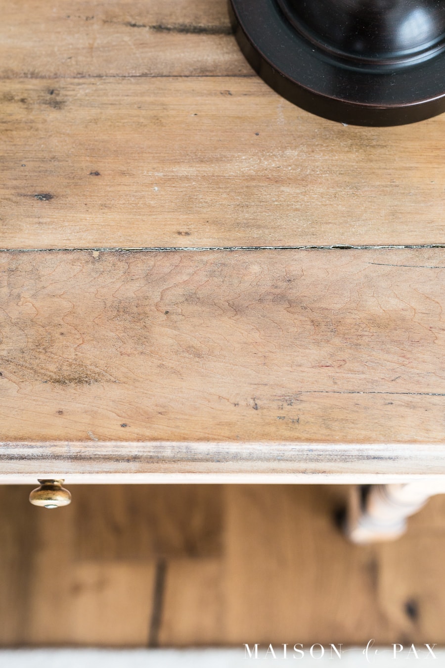 Natural wood look: find out how to seal your wood and yet retain that raw wood look when refinishing vintage furniture #diyfurniture #furnituremakeover #diyproject #rawwood #rusticmodern #naturalwood 