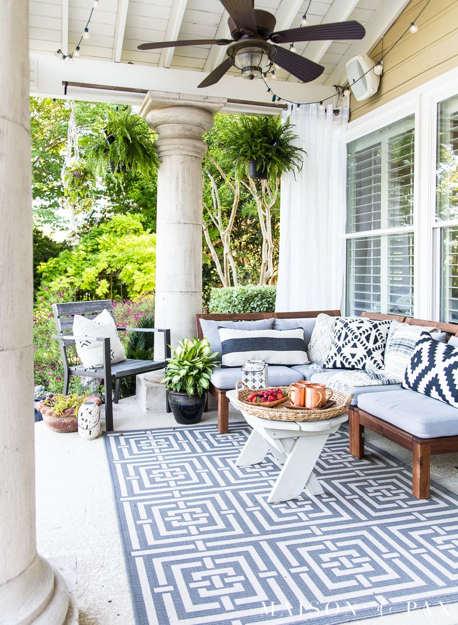 Summer Patio: get outdoor living decorating ideas #outdoorliving #patio #patiodecor #blackandwhite #succulents #backporch #outdoorentertaining