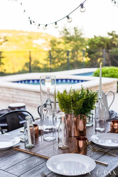 Simple summer outdoor dining: get these tips for casually elegant outdoor dining! #outdoordining #outdoorentertaining #summerentertaining #poolsidedining #stringlights