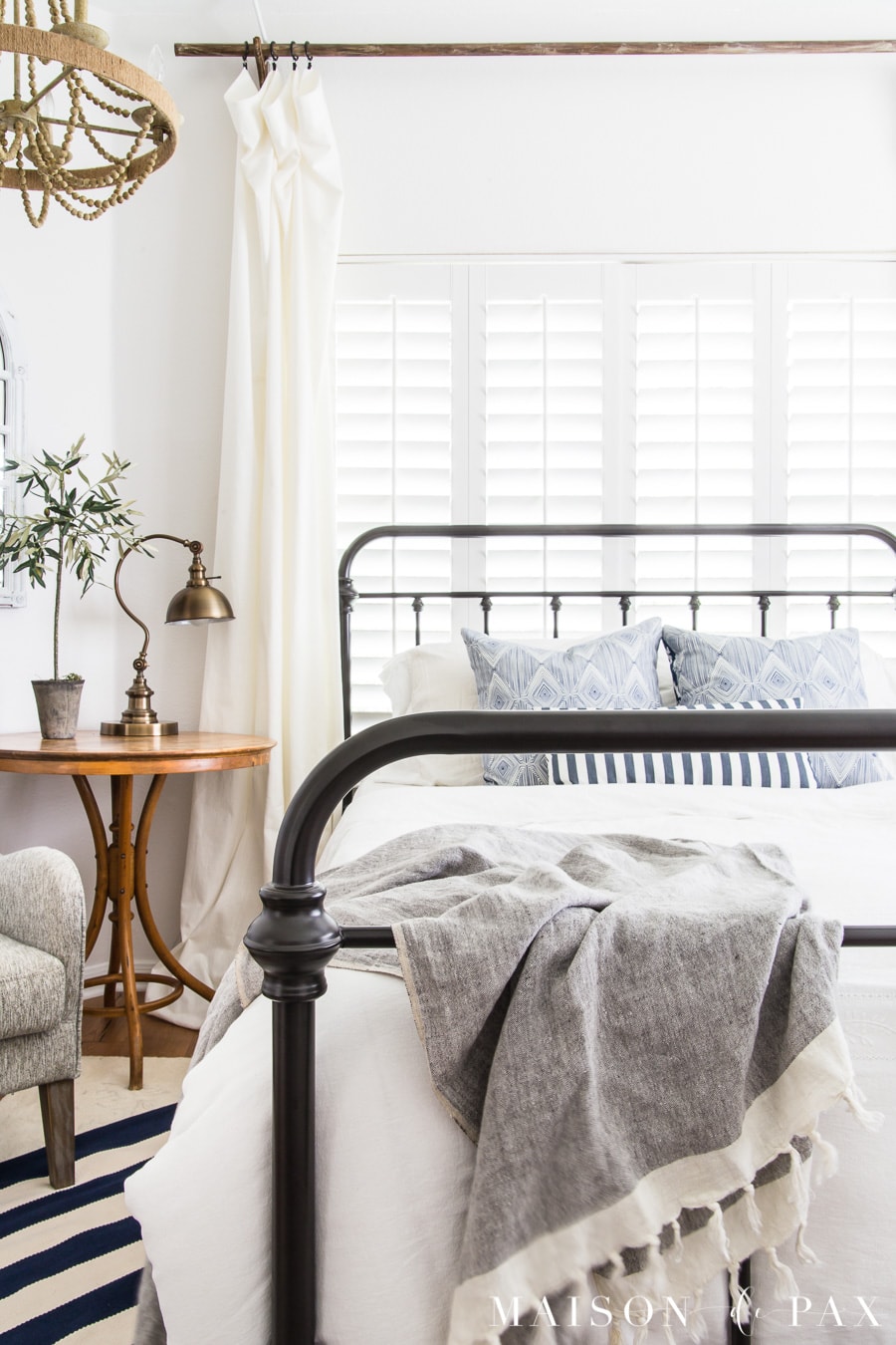 Efficient decorating ideas: fringed throw blankets. Find out which accessories are most versatile in your home! #efficiency #budgetfriendly #budgetdecor #decoratingideas #accessories #homedecor