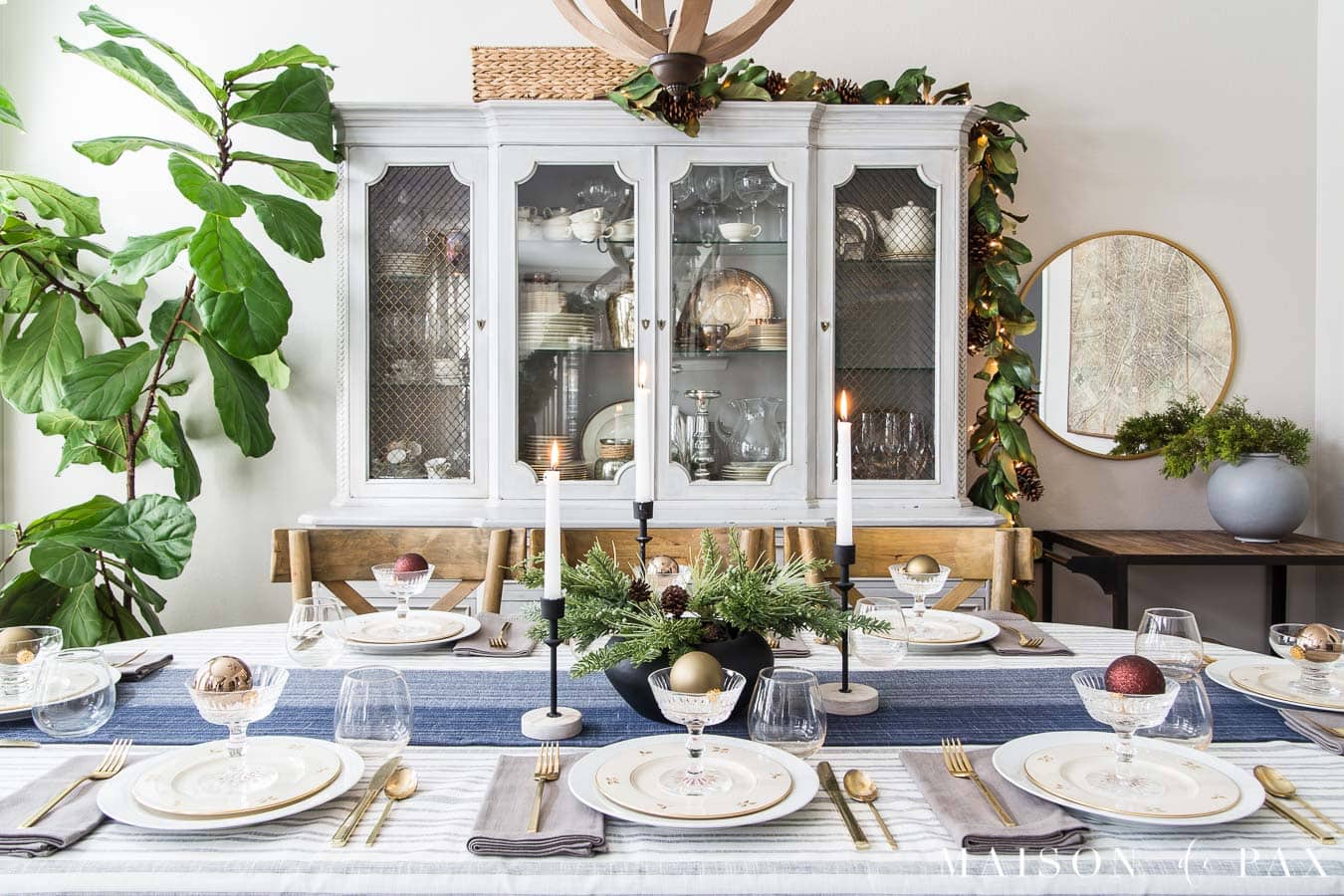 Christmas dining table with simple yet elegant decorating ideas