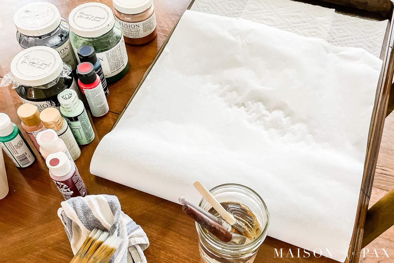 diy palette for acrylic paints with cookie sheet, paper towels, and parchment paper